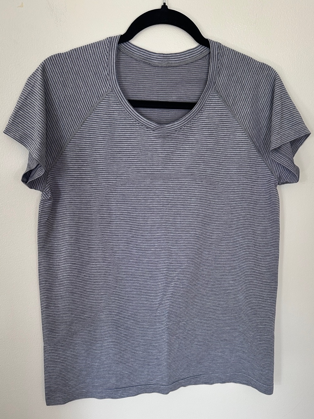 Lululemon Swiftly Hip short sleeve shirt gray striped size 14